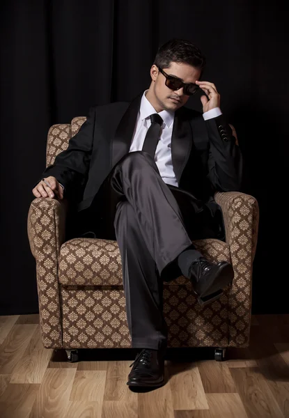 Sigara vintage koltukta oturan adam