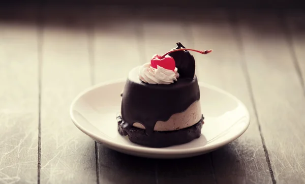 체리 케이크입니다. 오래 된 빈티지 컬러 이미지 스타일에서 사진입니다. 채널에 초점 — 스톡 사진