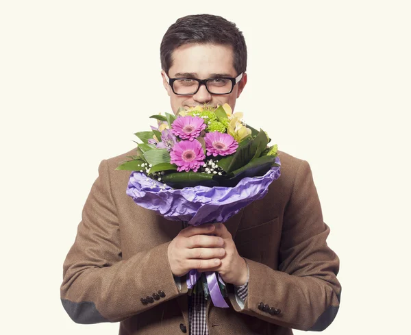 Man met bloemen in de hand — Stockfoto