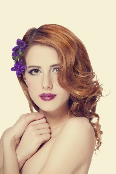 Menina ruiva com flor, isolado . — Fotografia de Stock