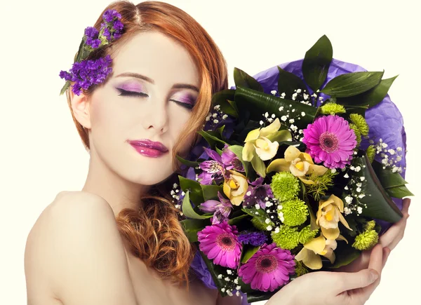 Rusovláska dívka s květinami, izolované. — Stock fotografie