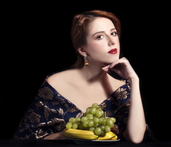 Retrato de hermosas mujeres ricas con uvas . —  Fotos de Stock