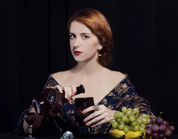 Portret van mooie rijke vrouwen met druiven. — Stockfoto