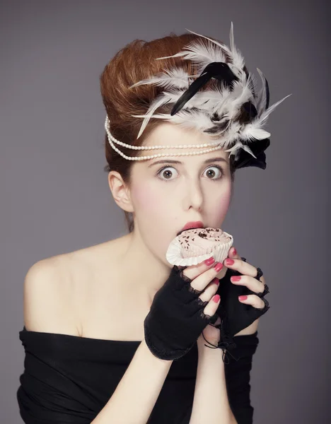 Ragazza rossa con stile di capelli rococò e torta in studio al vintag — Foto Stock