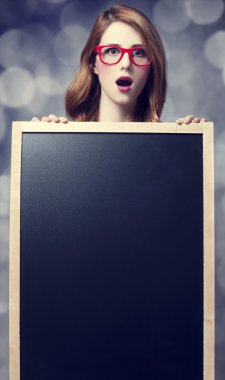 Kızıl saçlı öğrenci ile yazı tahtası.