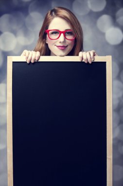 Kızıl saçlı öğrenci ile yazı tahtası.