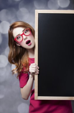 Kızıl saçlı öğrenci ile yazı tahtası.