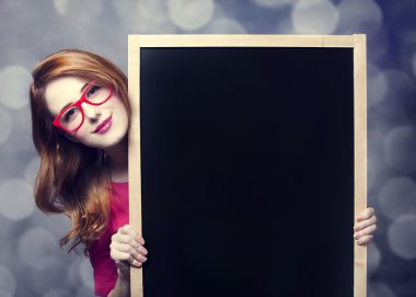 Kızıl saçlı öğrenci ile yazı tahtası.