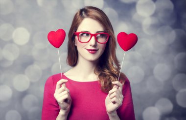 iki kalp ile güzel kızıl saçlı kız.