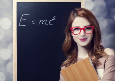 Kızıl saçlı öğrenci yakın yazı tahtası.