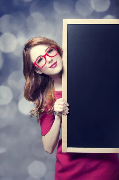 Rödhårig student med blackboard. — Stockfoto