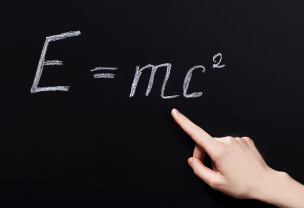 Mano del estudiante apuntando a la fórmula de phisics . — Foto de Stock