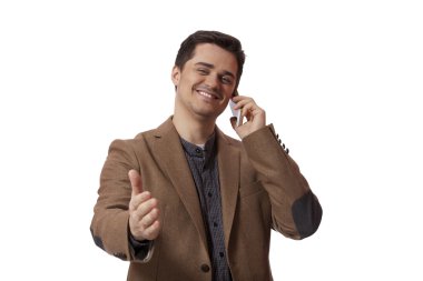Beyaz arka plan üzerinde cep telefonu kullanarak iş adamı portresi