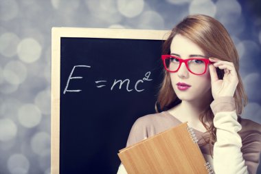 Kızıl saçlı öğrenci yakın yazı tahtası.