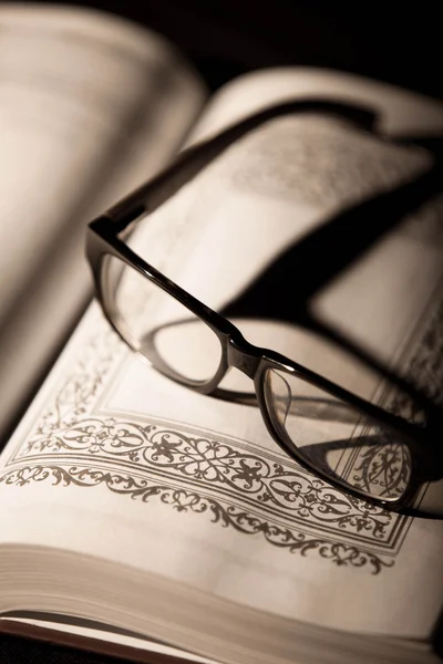 Book and Glasses. Vintage style — Stock Photo, Image