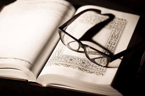 Βιβλίο και γυαλιά. vintage στυλ — Φωτογραφία Αρχείου