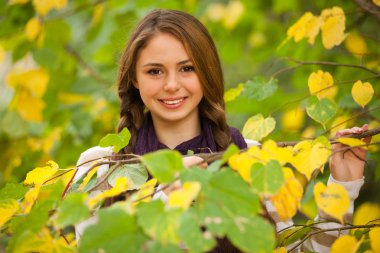 sonbahar Park'ta güzel bir kız.