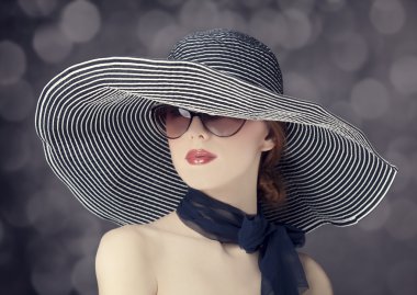 geniş şapkalı kadın moda