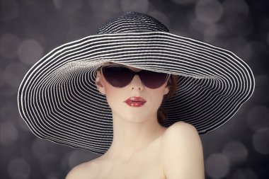 geniş şapkalı kadın moda