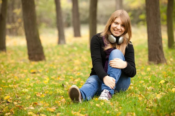 Retrato de chica con auriculares al aire libre — Foto de Stock