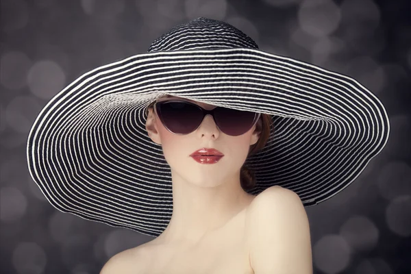 Mode kvinnor i bred hatt — Stockfoto