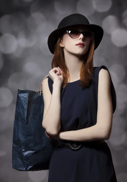 Rödhårig tjej med shopping väska — Stockfoto