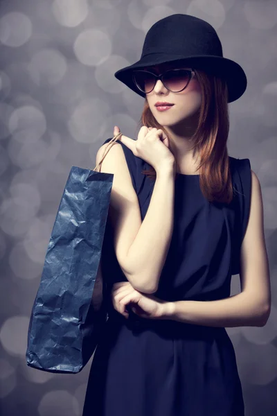 Stile ragazza rossa con shopping bag — Foto Stock