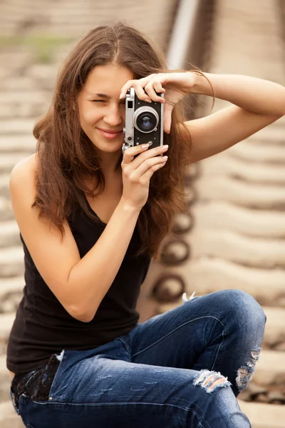 Tiener meisje met camera op spoorwegen. — Stockfoto