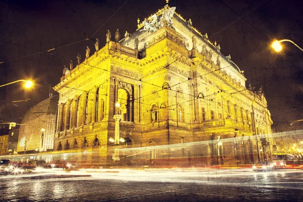 Národní divadlo v noci s tramvají — Stock fotografie