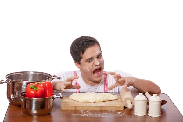 Trauriger Mann versucht zu kochen. — Stockfoto