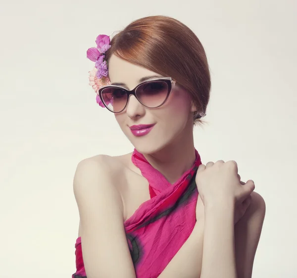 Krásné a módní dívka v sluneční brýle — Stock fotografie