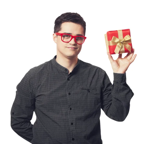 Jeune homme tenant cadeau rouge — Photo