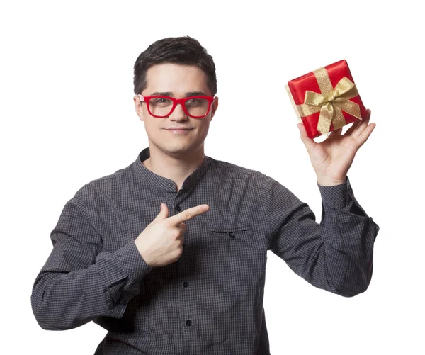 Ein Mann mit Geschenkschachtel auf weißem Hintergrund. — Stockfoto