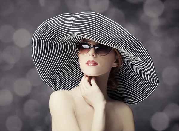 geniş şapkalı kadın moda