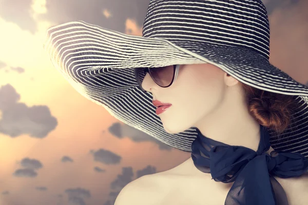 Mode vrouwen in brede hoed bij zonsopgang — Stockfoto