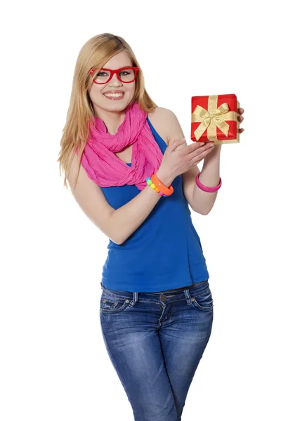 Teen flicka med presentkort på vit bakgrund — Stockfoto