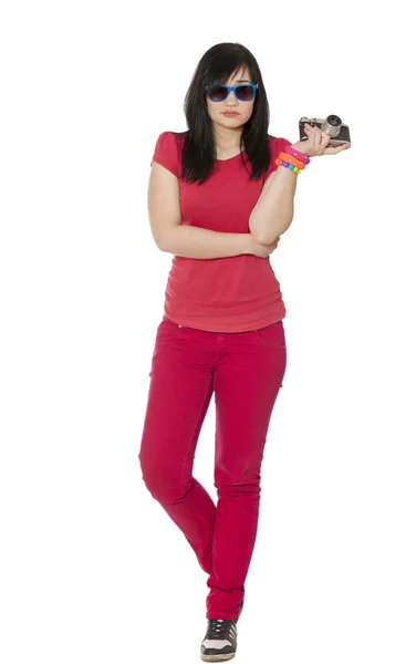 Menina adolescente em vermelho com câmera no fundo branco . — Fotografia de Stock