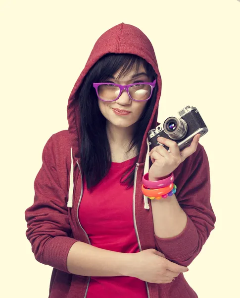 Menina adolescente em vermelho com câmera no fundo branco . — Fotografia de Stock