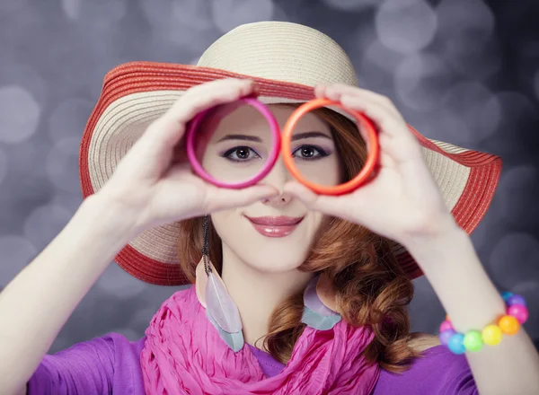 Vacker rödhårig flicka i hatt på bokeh bakgrund — Stockfoto