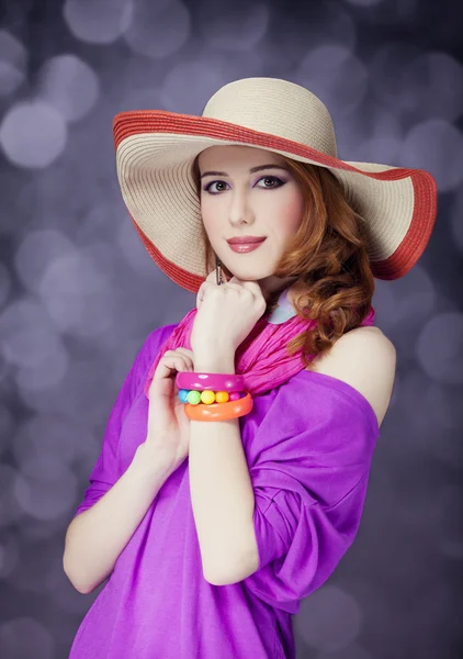 Hermosa chica pelirroja con sombrero en el fondo bokeh —  Fotos de Stock