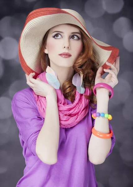 Piękna Ruda dziewczyna w kapeluszu w tle bokeh — Zdjęcie stockowe