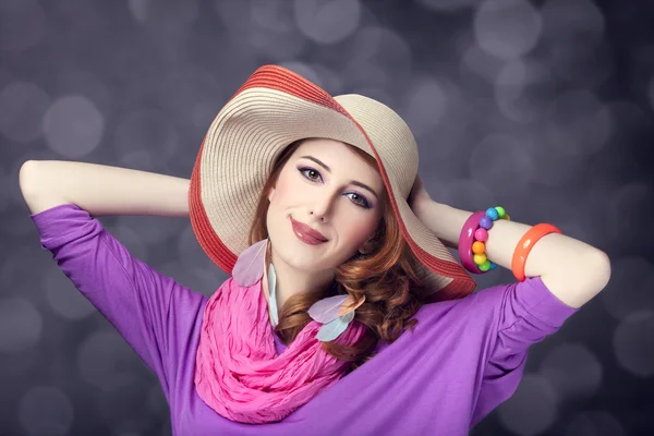 Bella ragazza dai capelli rossi in cappello su sfondo bokeh — Foto Stock