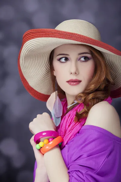 Красивая рыжая девушка в шляпе на заднем плане боке — стоковое фото