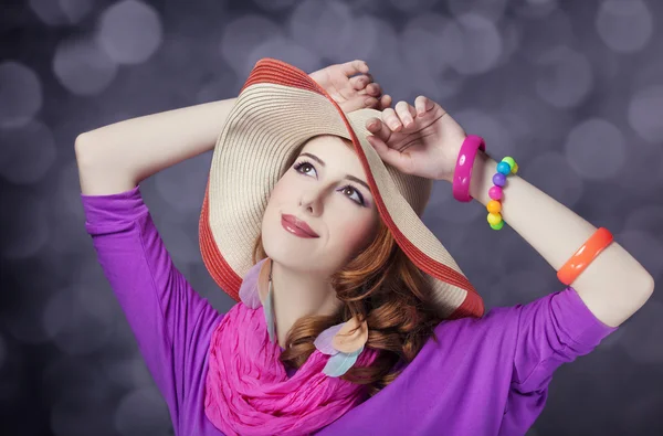 Bella ragazza dai capelli rossi in cappello su sfondo bokeh — Foto Stock