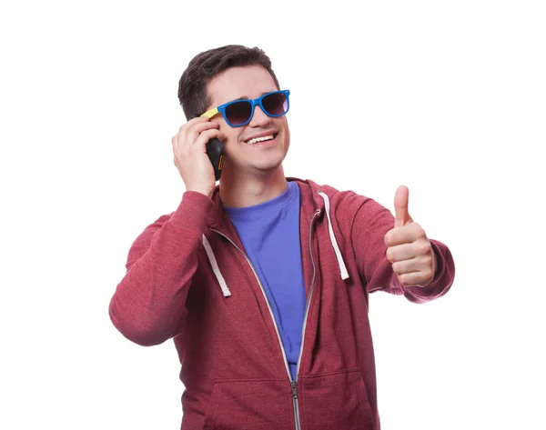 Stijl jonge man in zonnebril met mobile — Stockfoto