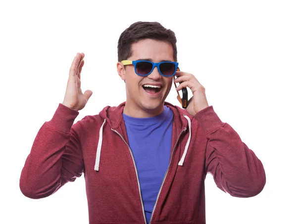Stijl jonge man in zonnebril met mobile — Stockfoto