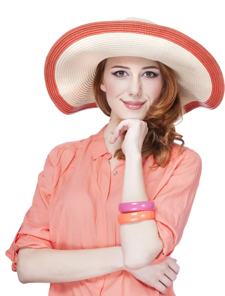Красивая рыжая девушка в шляпе — стоковое фото