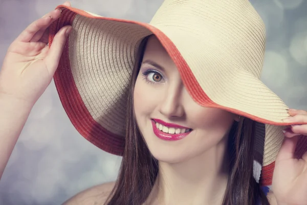 Krásná dívka v klobouku v bokeh pozadí — Stock fotografie