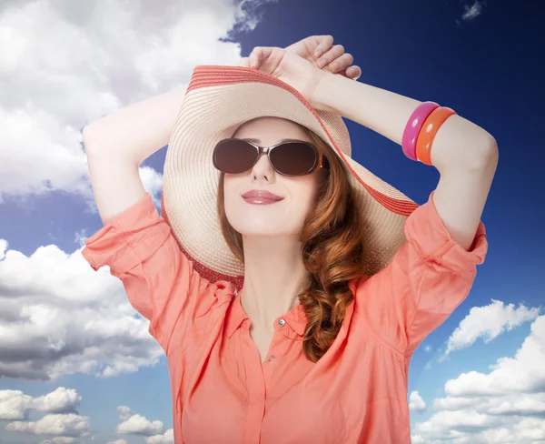 Красивая рыжая девушка в шляпе на белом фоне — стоковое фото