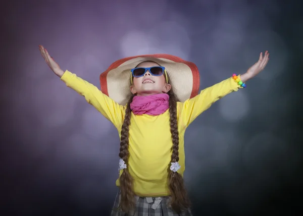 Menina feliz em um chapéu e óculos de sol — Fotografia de Stock